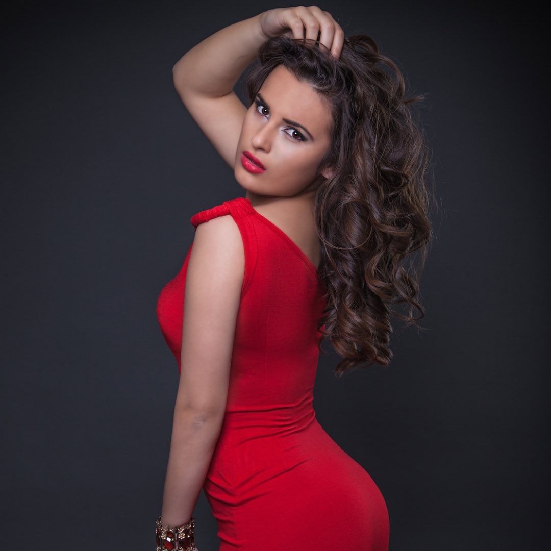 AMORA ALQUILER DE VESTIDOS  