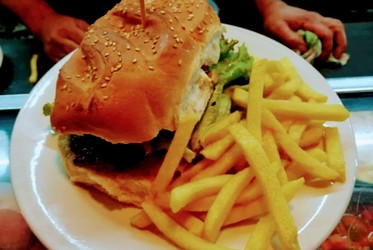 BAR LEGGI EL MEJOR CHIVITO ESTA EN LEGGI