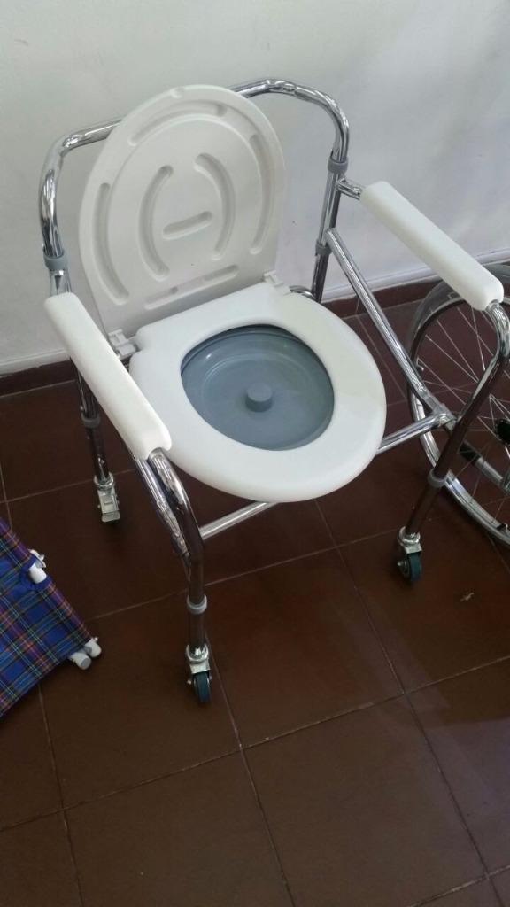 ORTOPEDIA PROVEER SALUD Silla inodoro con ruedas y tapa asiento 