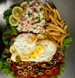 POLLERÍA LA NUEVA Chivito al plato !!!!!! Sabroso!!! e imperdible.