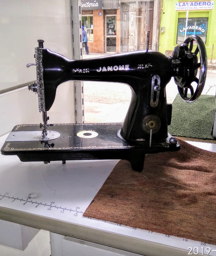 MANZANAL Máquina de coser Janome con más de 50 años 