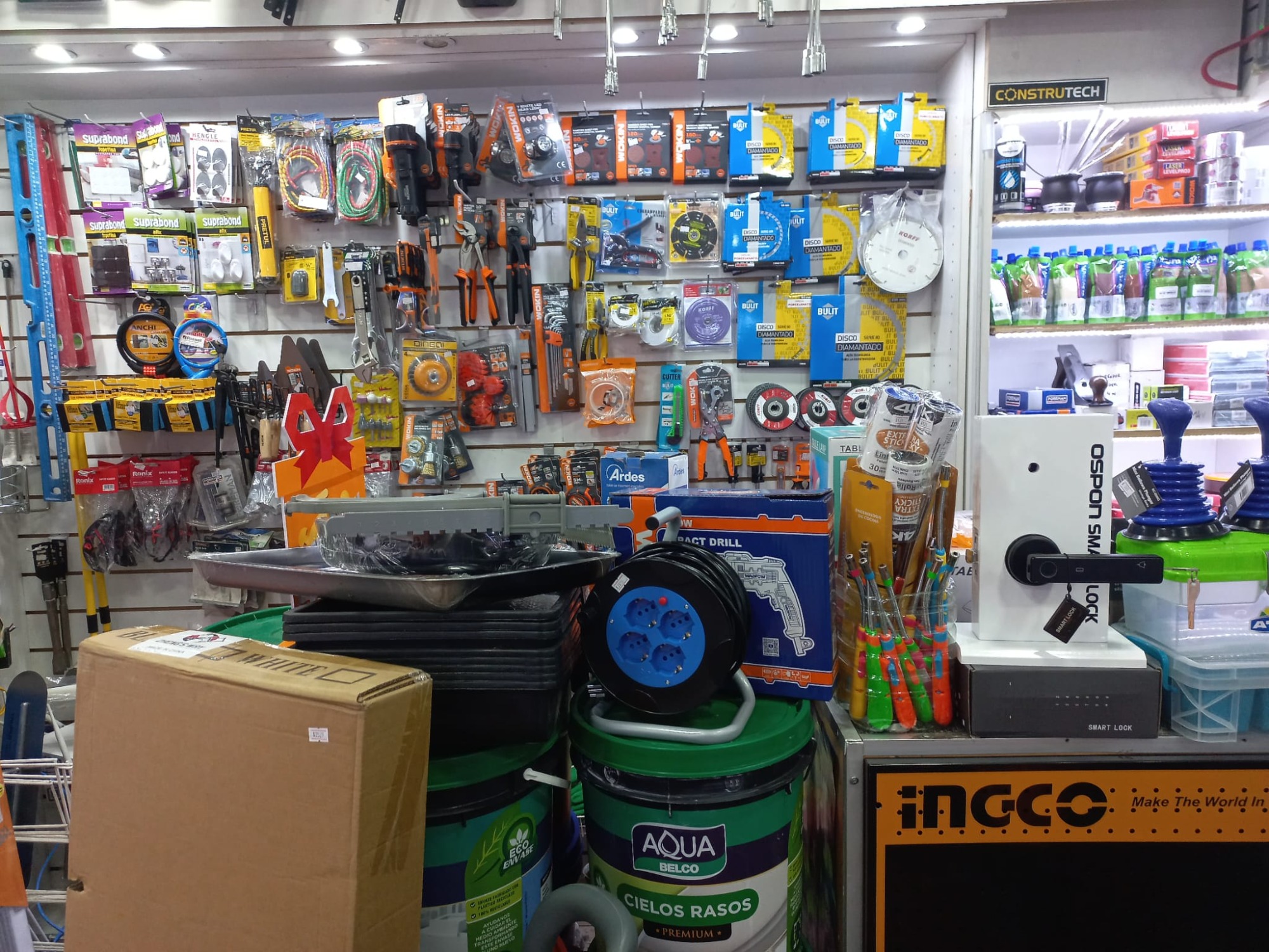 FERRETERÍA Y BARRACA TITÁN  