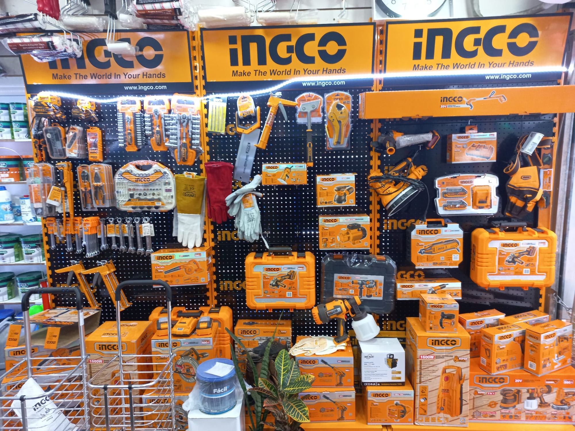 FERRETERÍA Y BARRACA TITÁN  