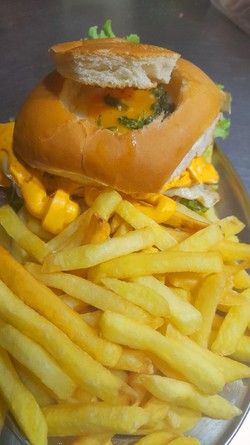 CHIVITERÍA Y PIZZERÍA EL MAESTRO Hamburguesa con fritas.