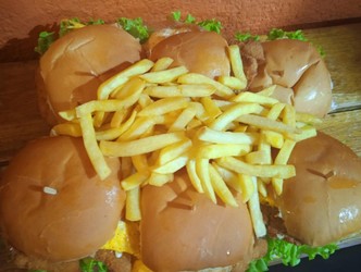 CHIVITERÍA Y PIZZERÍA EL MAESTRO Promo Tortugón para 6.