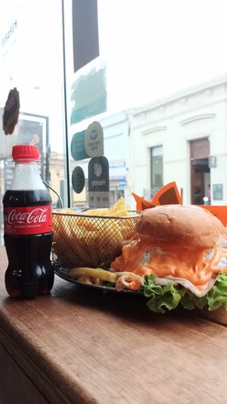 CHIVITERÍA Y PIZZERÍA EL MAESTRO Hamburguesa con fritas.