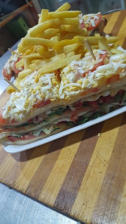 CHIVITERÍA Y PIZZERÍA EL MAESTRO Sandwich vegetariano con fritas.